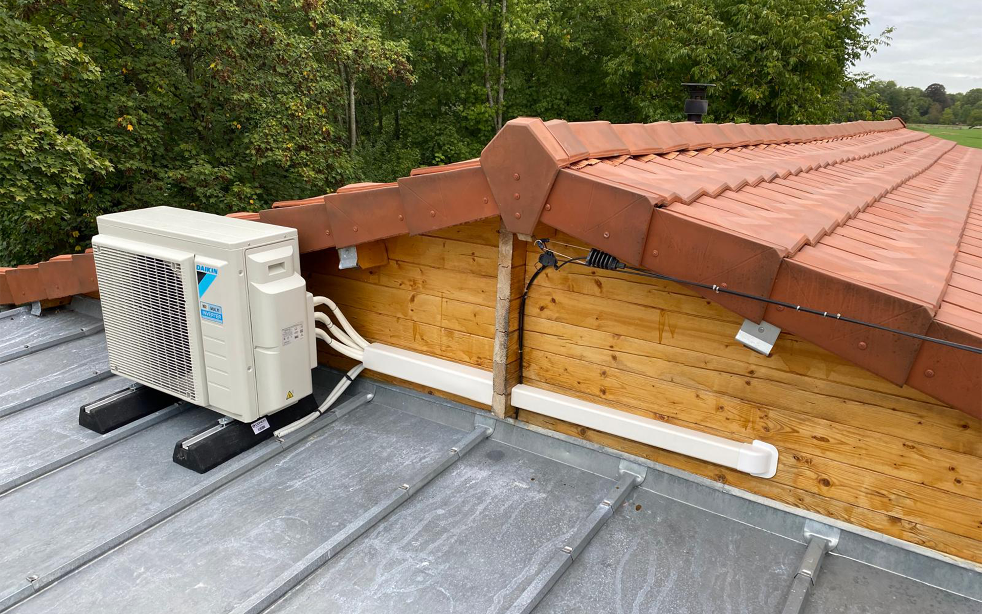 Des unités extérieures d'une pompe à chaleur accrochées sur la façade d'un bâtiment