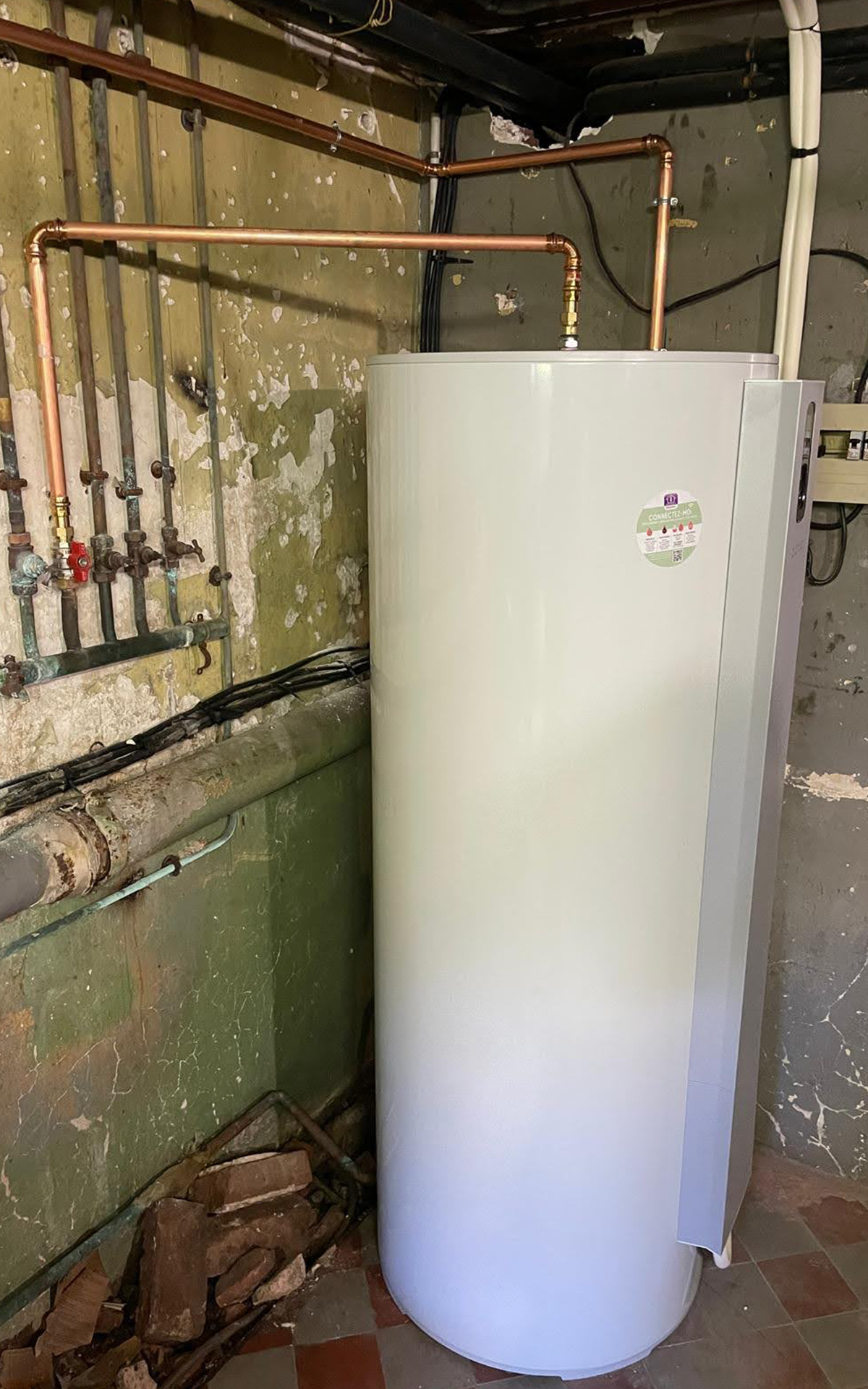 Un ballon d'eau chaude dans une salle d'eau