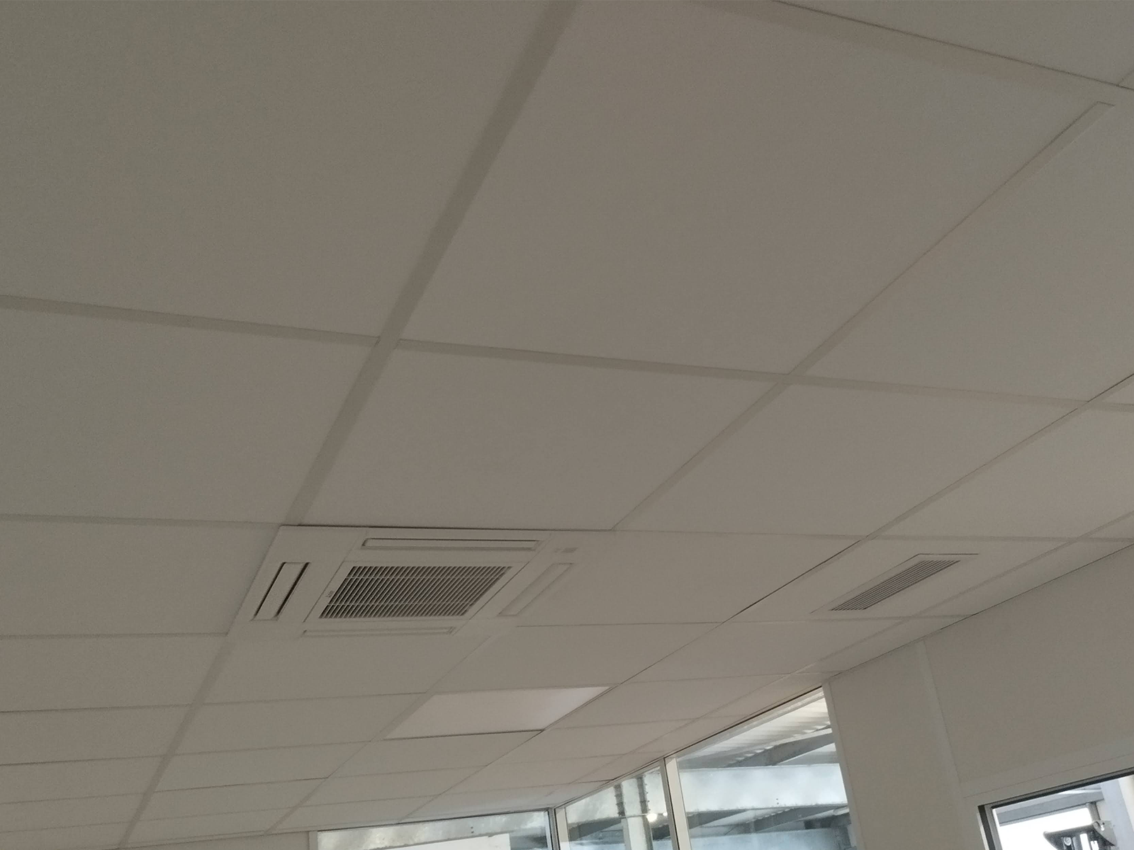Faux plafond avec un climatiseur plafonnier