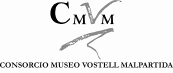 Logotipo del Consorcio Museo Vostell Malpartida. Letras CVM con un dibujo estilizado en gris.