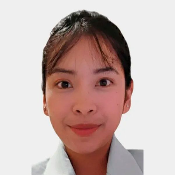 Hombre de ojos marrones, barba y sonriente; viste camisa azul claro y tirantes.