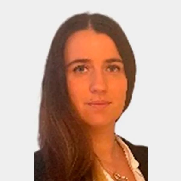 Hombre de ojos marrones, barba y sonriente; viste camisa azul claro y tirantes.