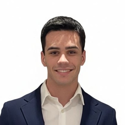 Hombre con traje de americana negra y camisa blanca.