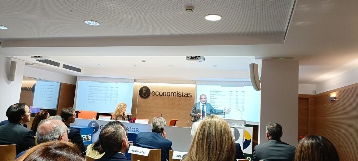 Un hombre realiza una presentación en una sala de conferencias ante un público.