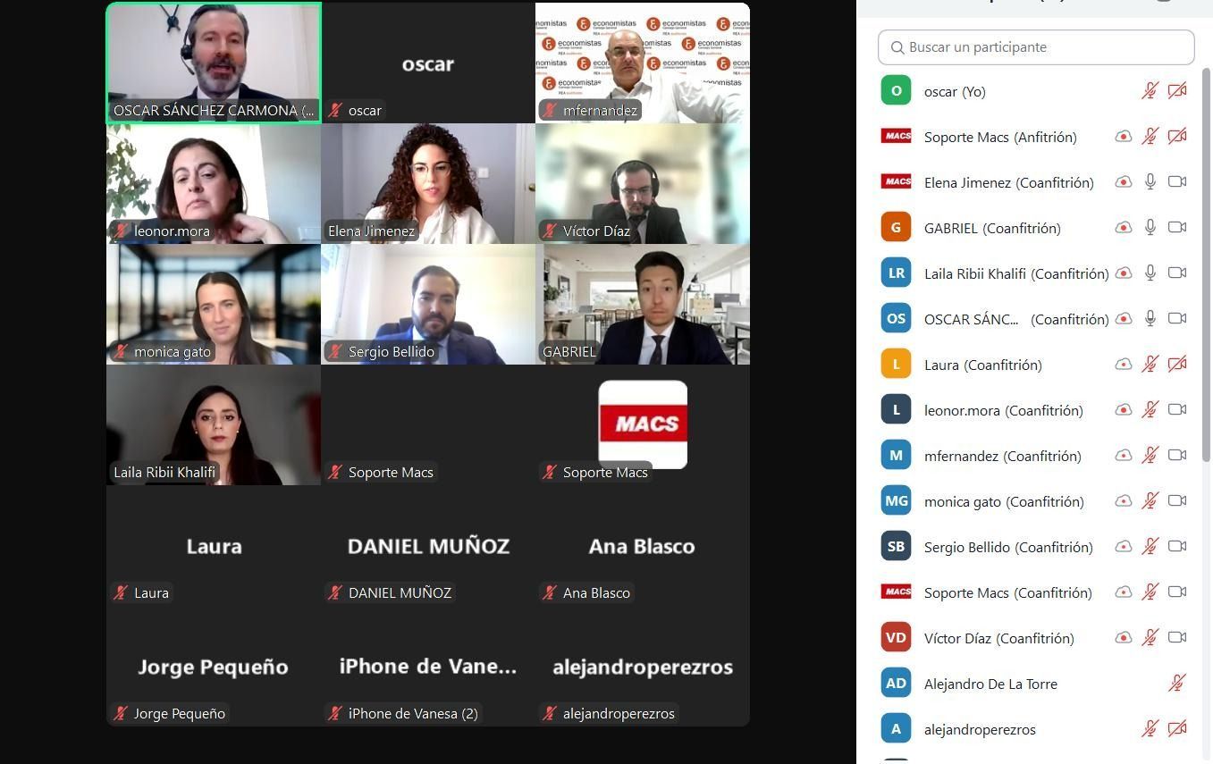 Videoconferencia con múltiples participantes en ventanas de vídeo individuales; una ventana de chat está abierta a la derecha.