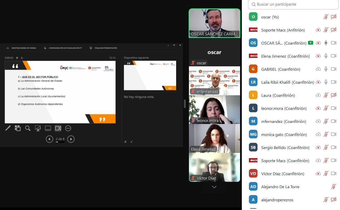 Presentación en línea: presentador con diapositivas y lista de asistentes al lado.