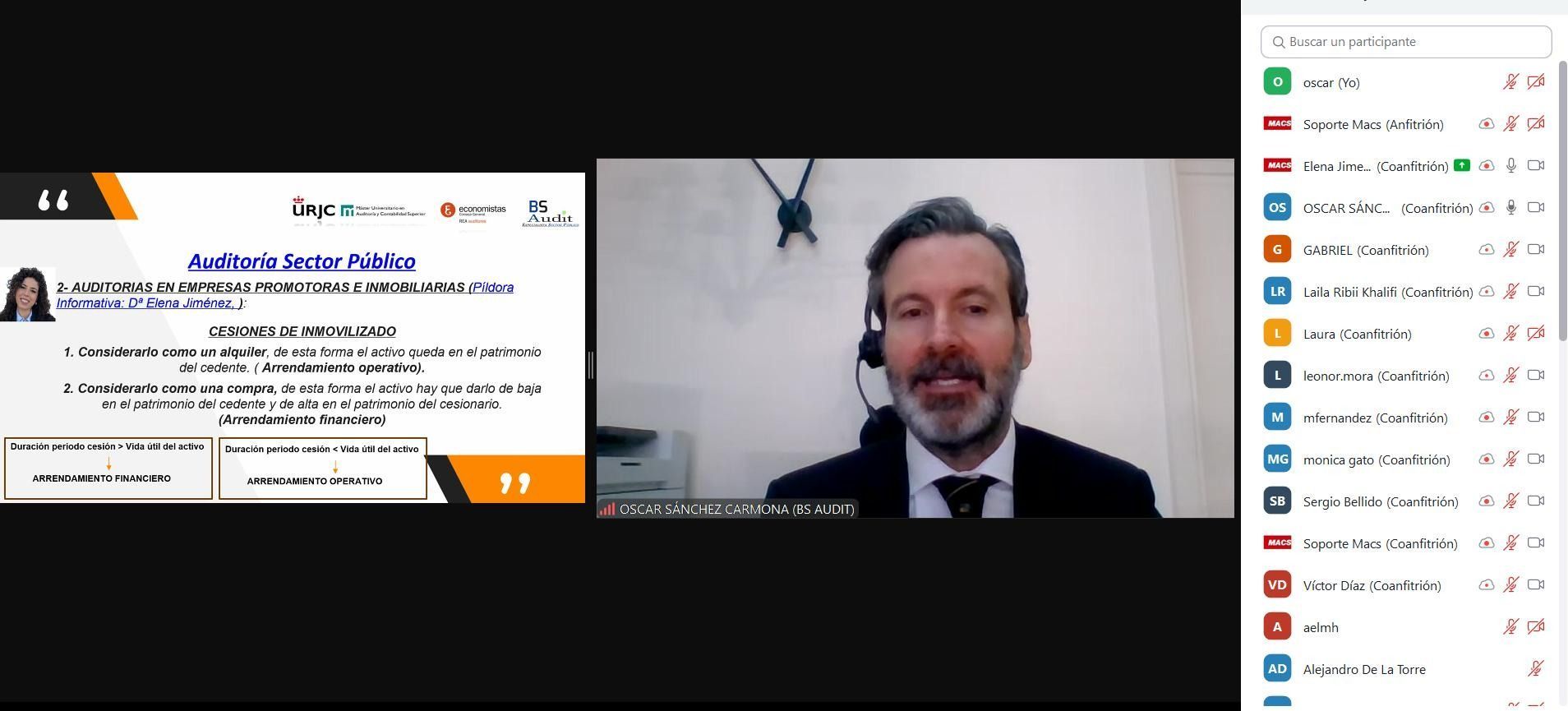 Un seminario web con un presentador a la derecha y una pantalla de presentación a la izquierda. El presentador lleva auriculares.