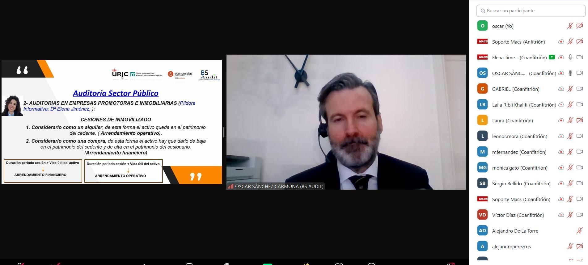 Un hombre con traje y auriculares está en una videollamada con una presentación en la pantalla.