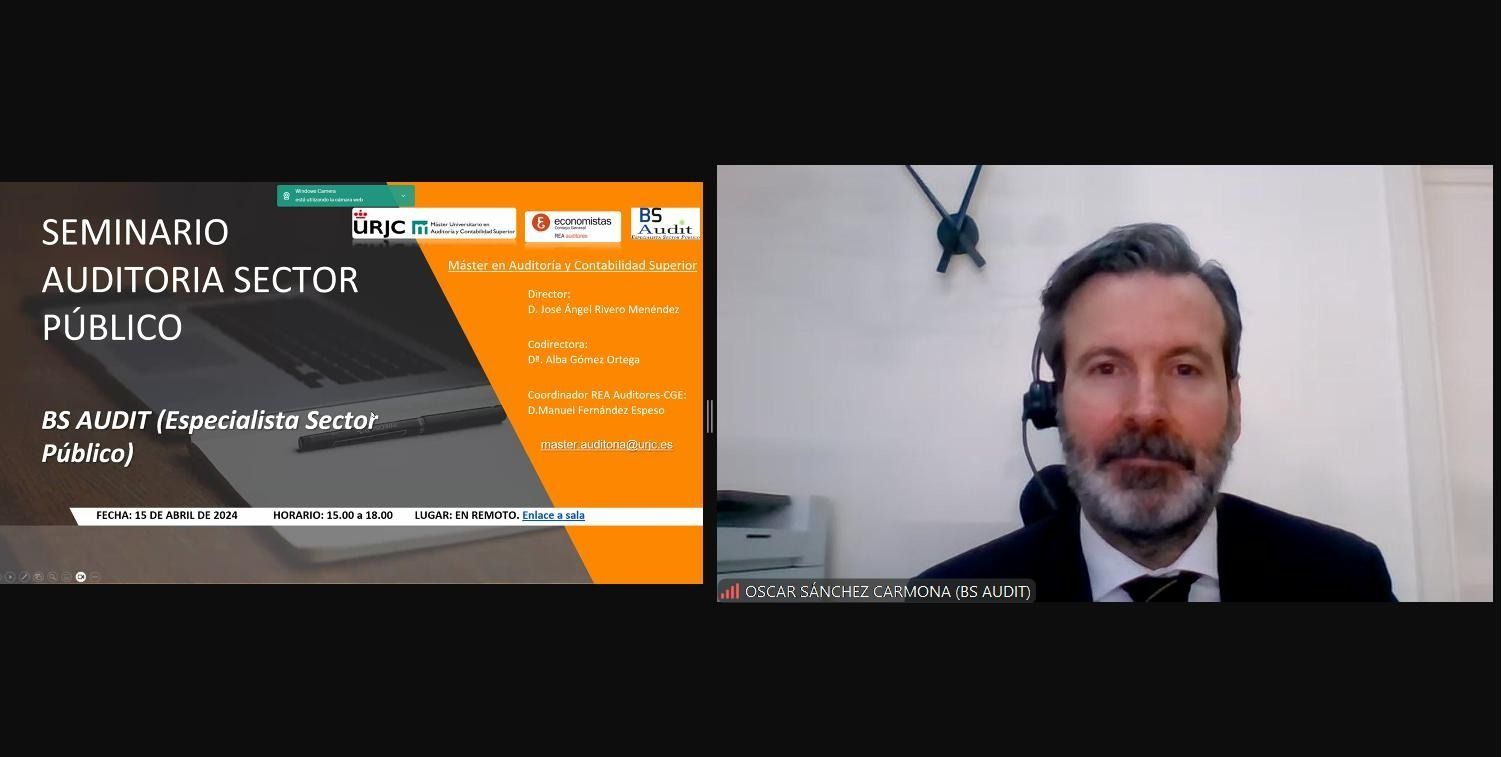 Hombre de traje presentando en un seminario sobre 