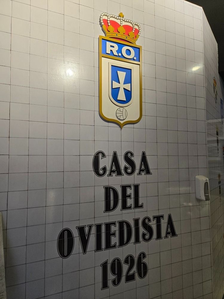 Pared con el escudo del Real Oviedo y el texto 