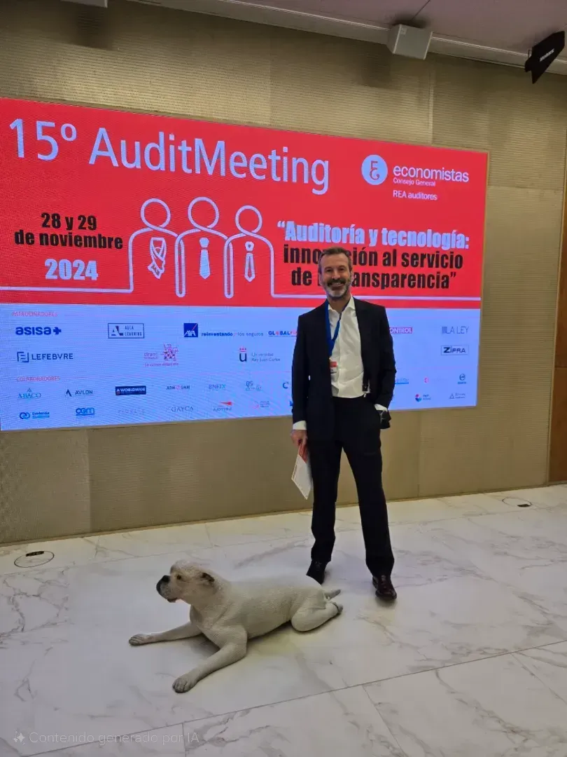 Un hombre con traje está de pie con un perro frente a una pancarta de la conferencia: 