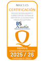 Insignia de certificación para firmas de auditoría, naranja y blanca. Incluye los logotipos 