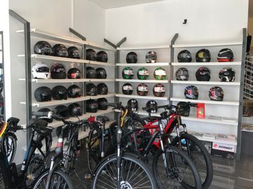 Auswahl an E-Bikes und Helmen