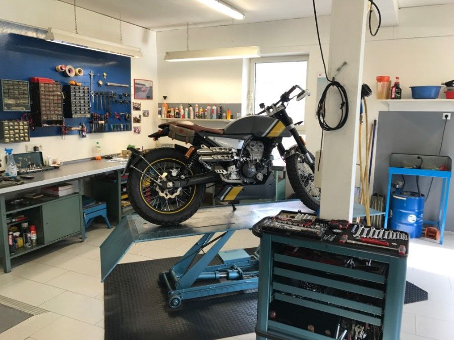 Motorrad aufgebahrt im Laden