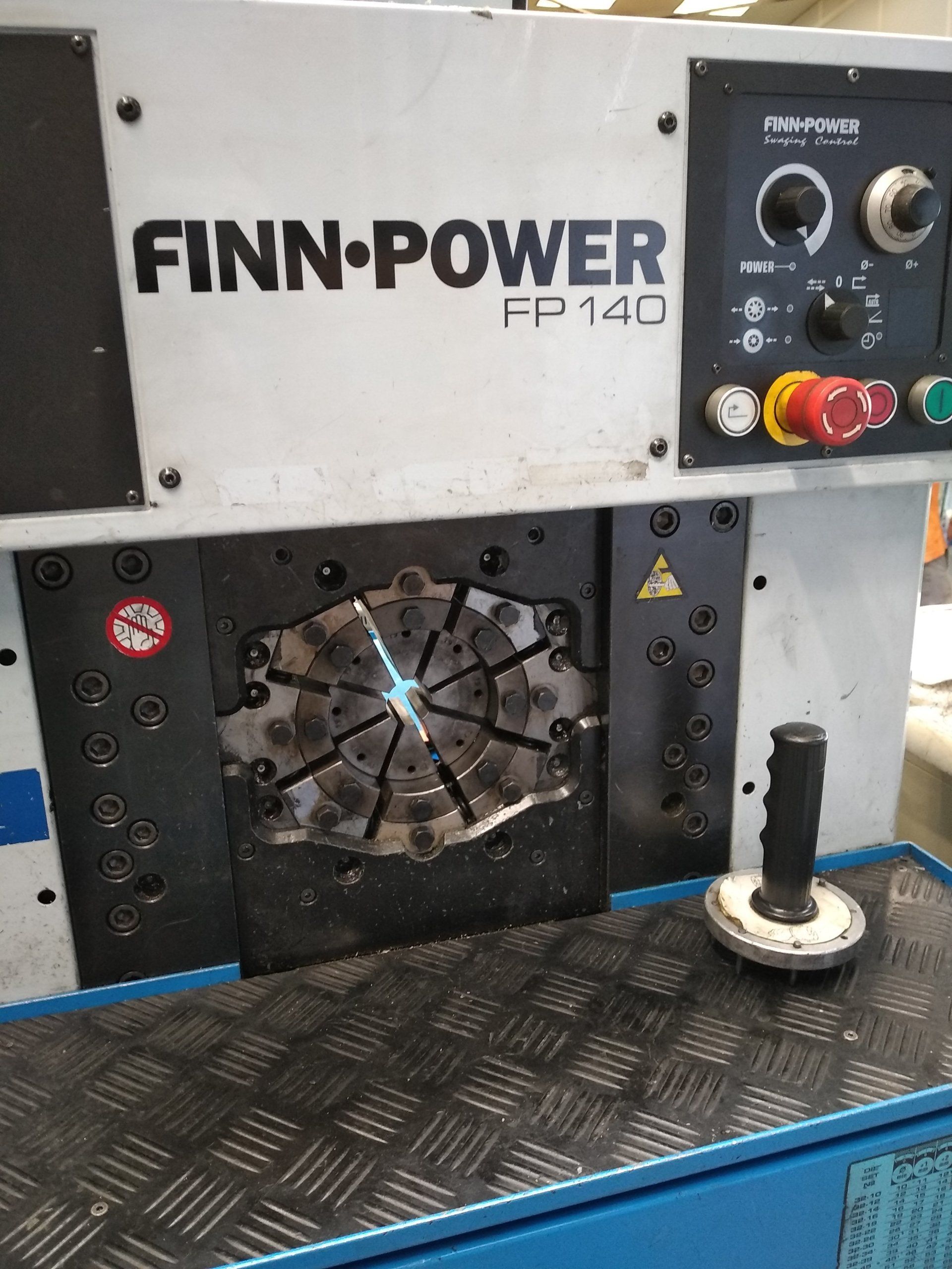 Unité de sertissage