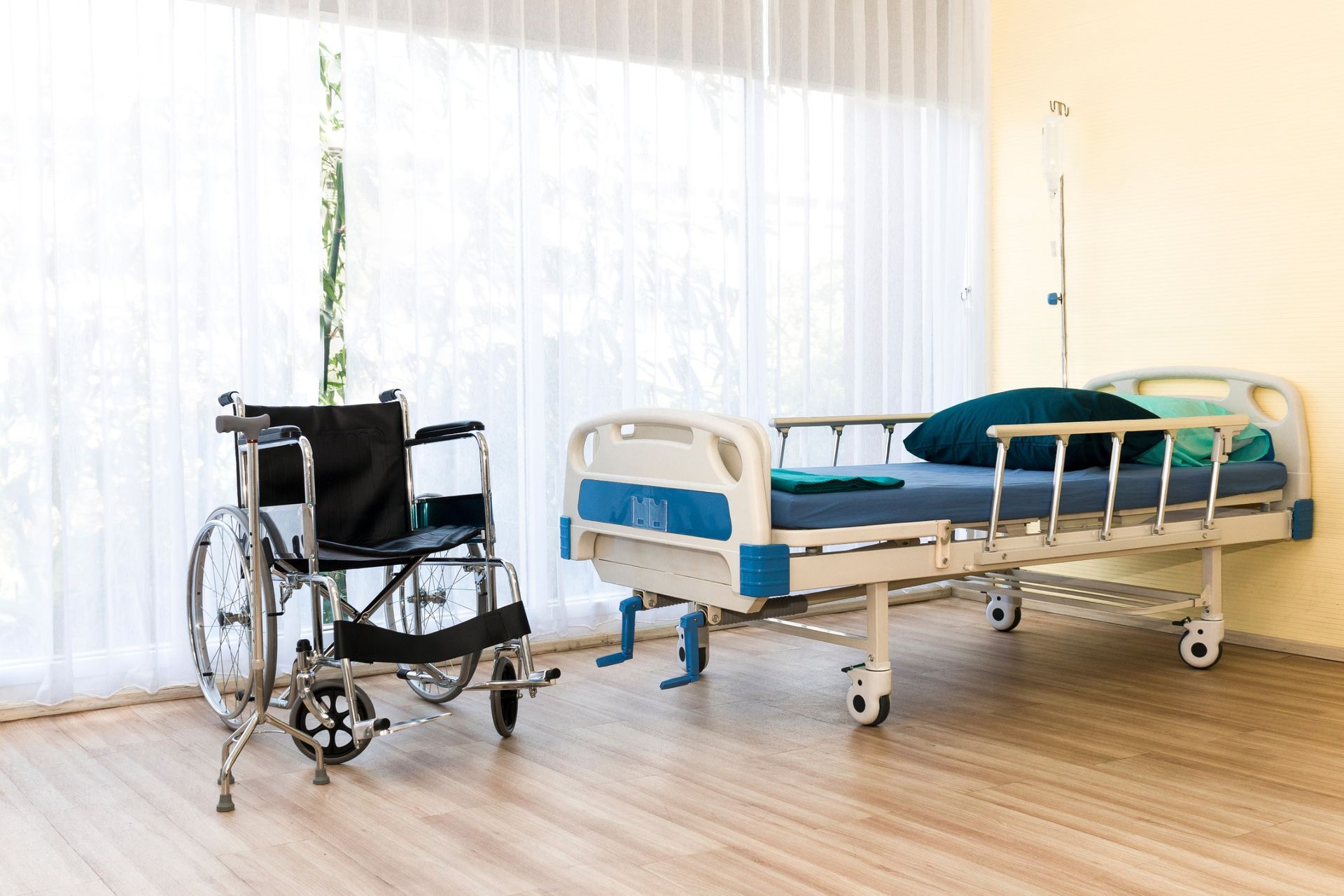 Una habitación de hospital con una cama y una silla de ruedas.