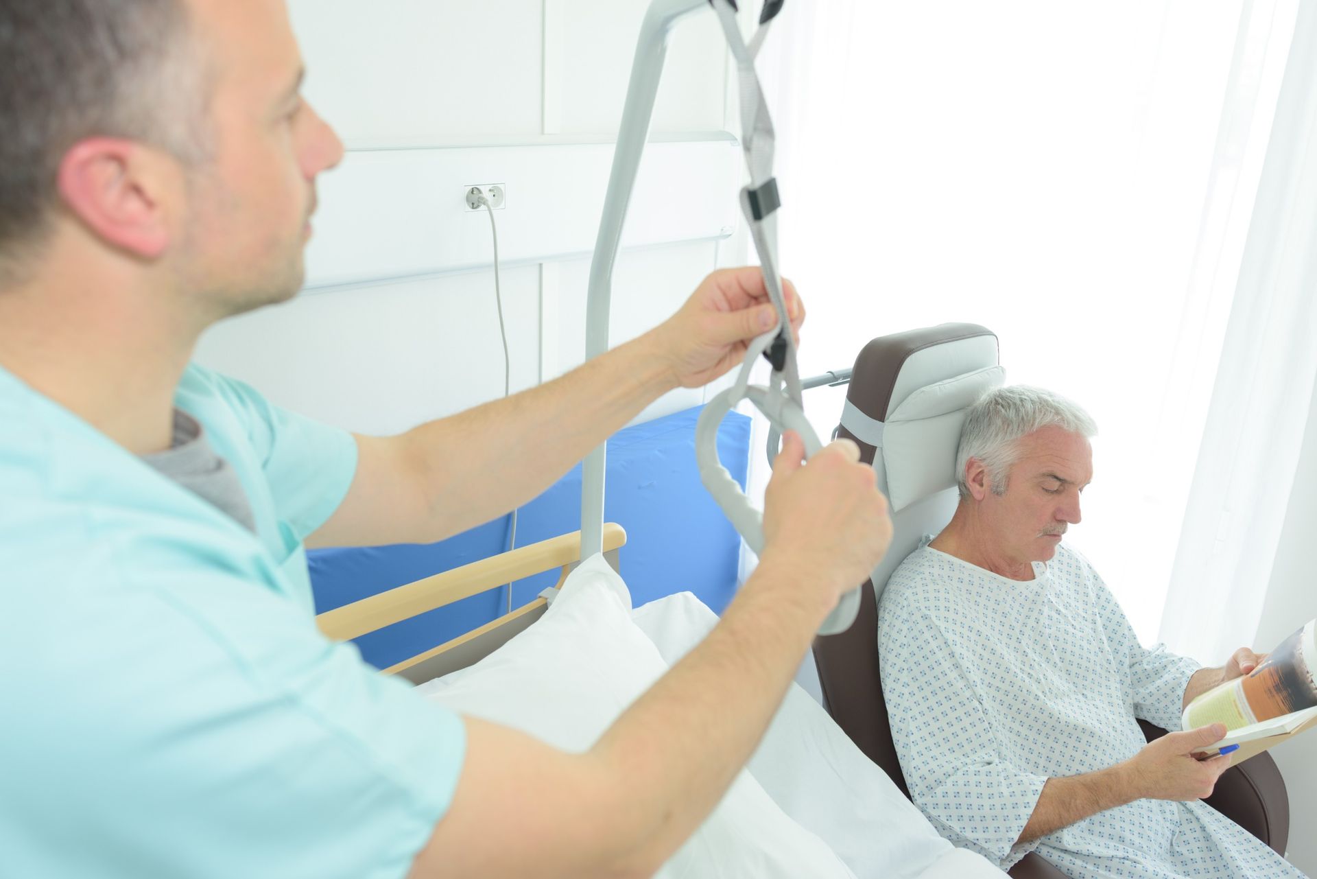 Una enfermera está ayudando a un anciano en una cama de hospital.