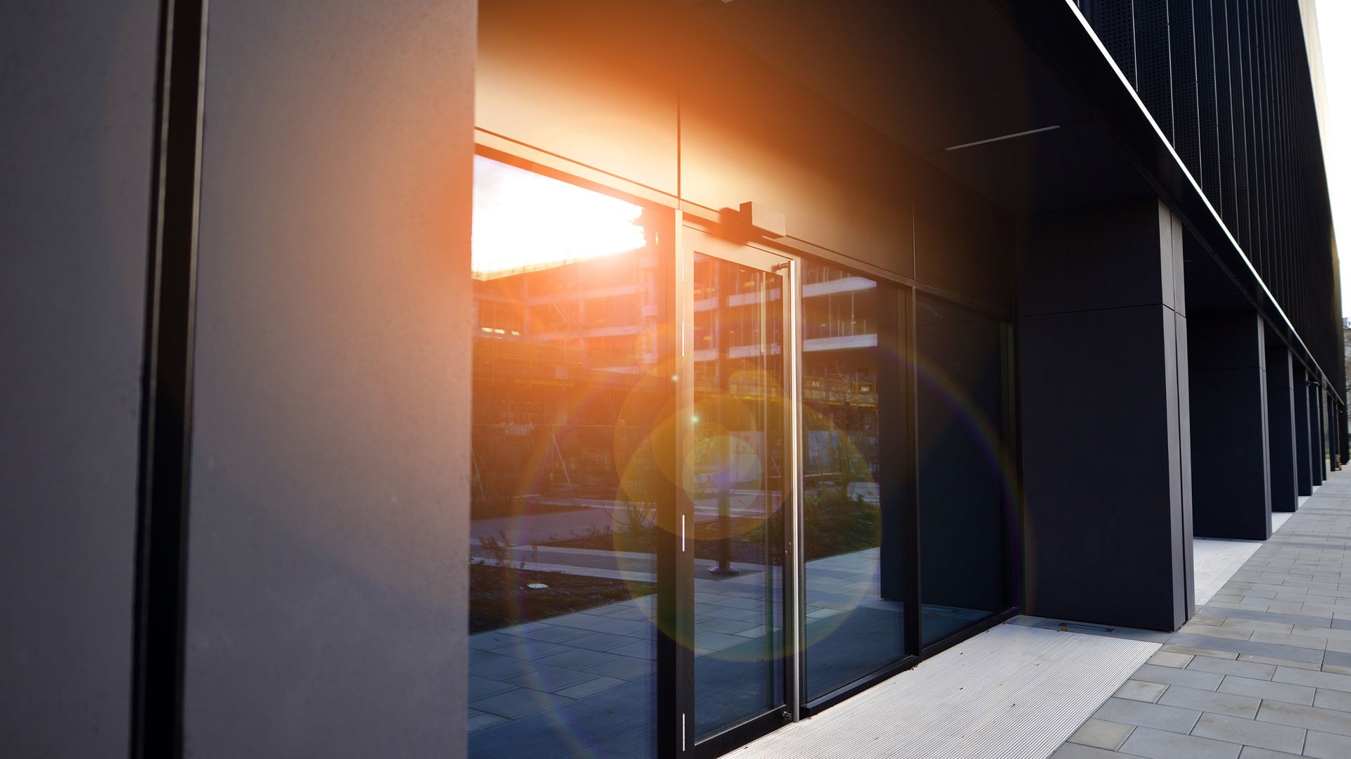 El sol brilla a través de las ventanas de un edificio.