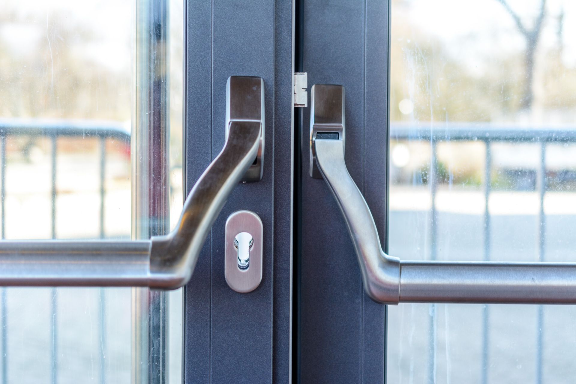 Un primer plano de una puerta con una barra antipánico.