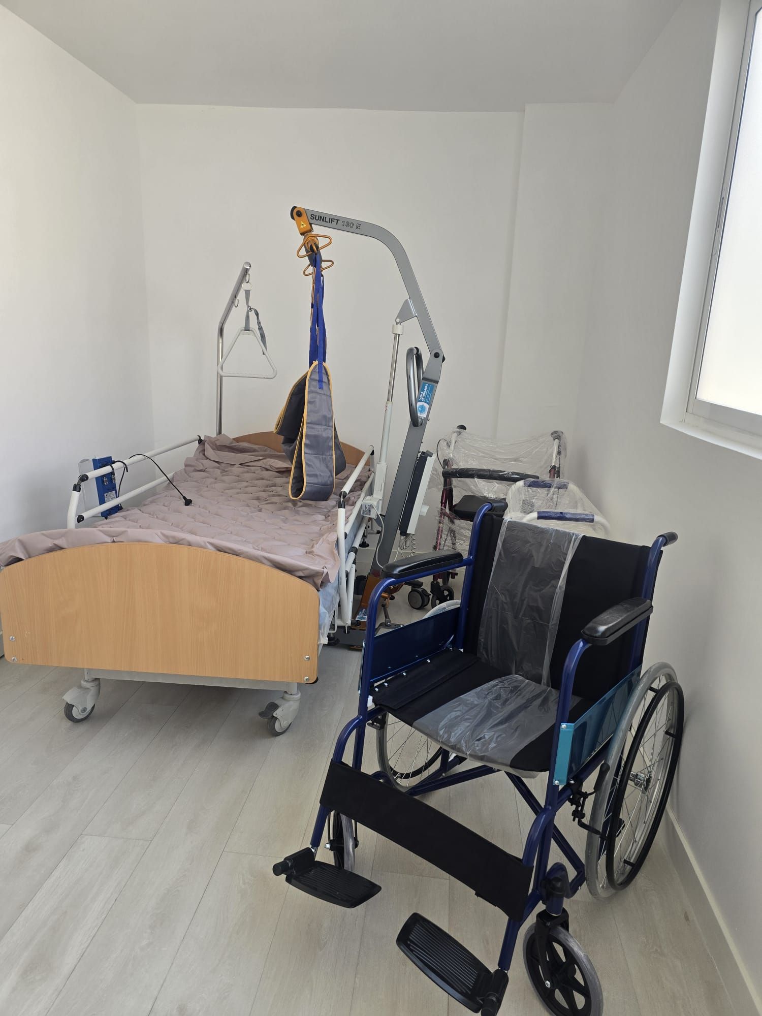 Una cama de hospital con estructura de madera y ruedas