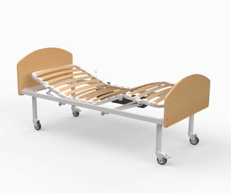 Una cama de hospital con listones de madera y ruedas sobre un fondo blanco.