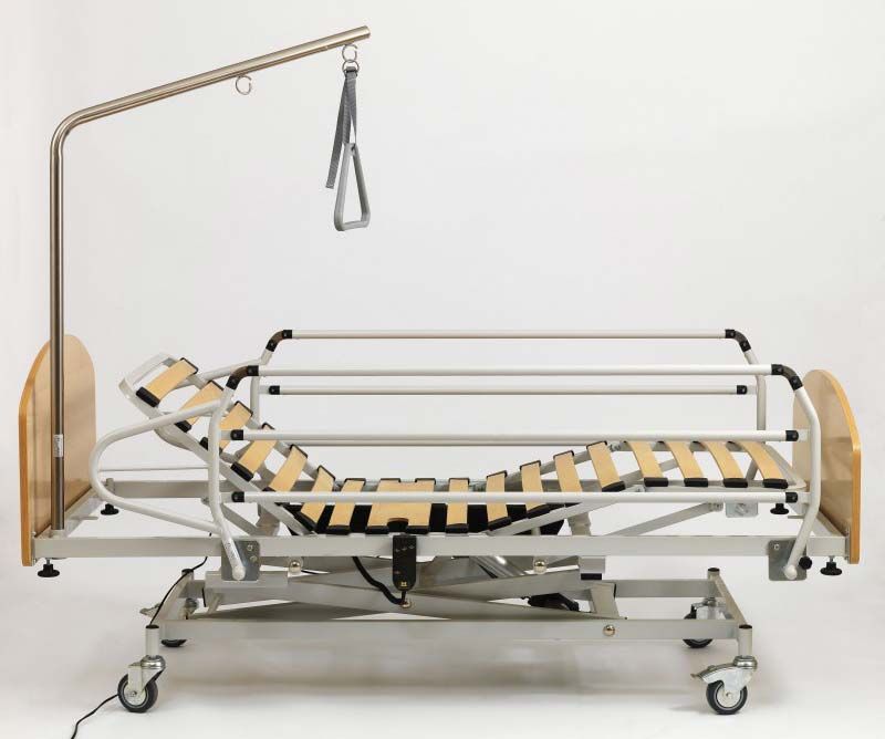 Una cama de hospital con estructura de madera y ruedas