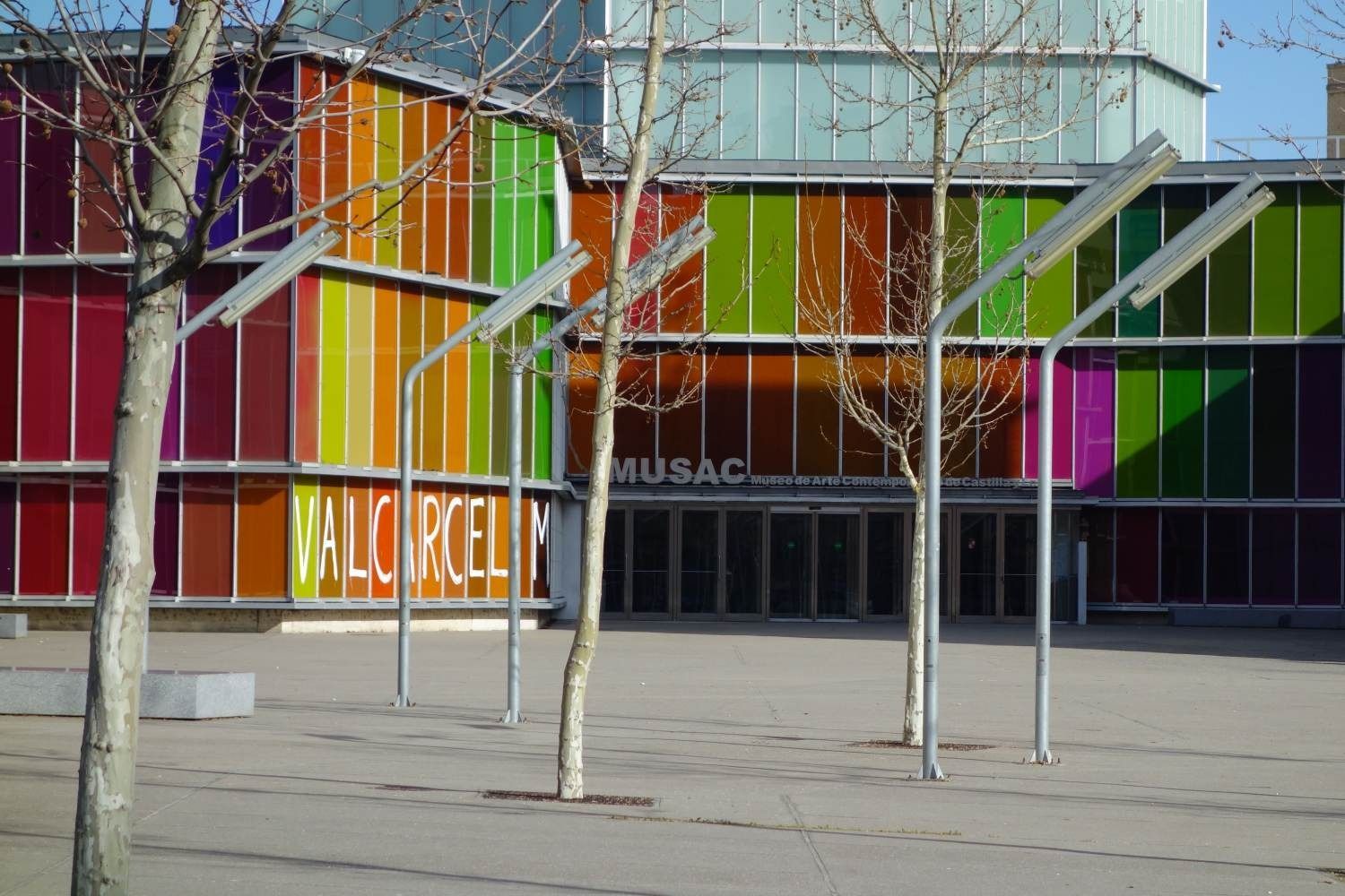 Un edificio colorido con la palabra musac en él.