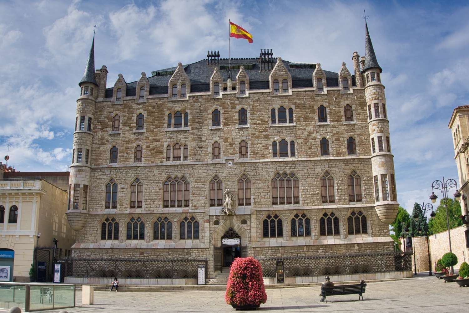 Un gran edificio de piedra con una bandera encima.