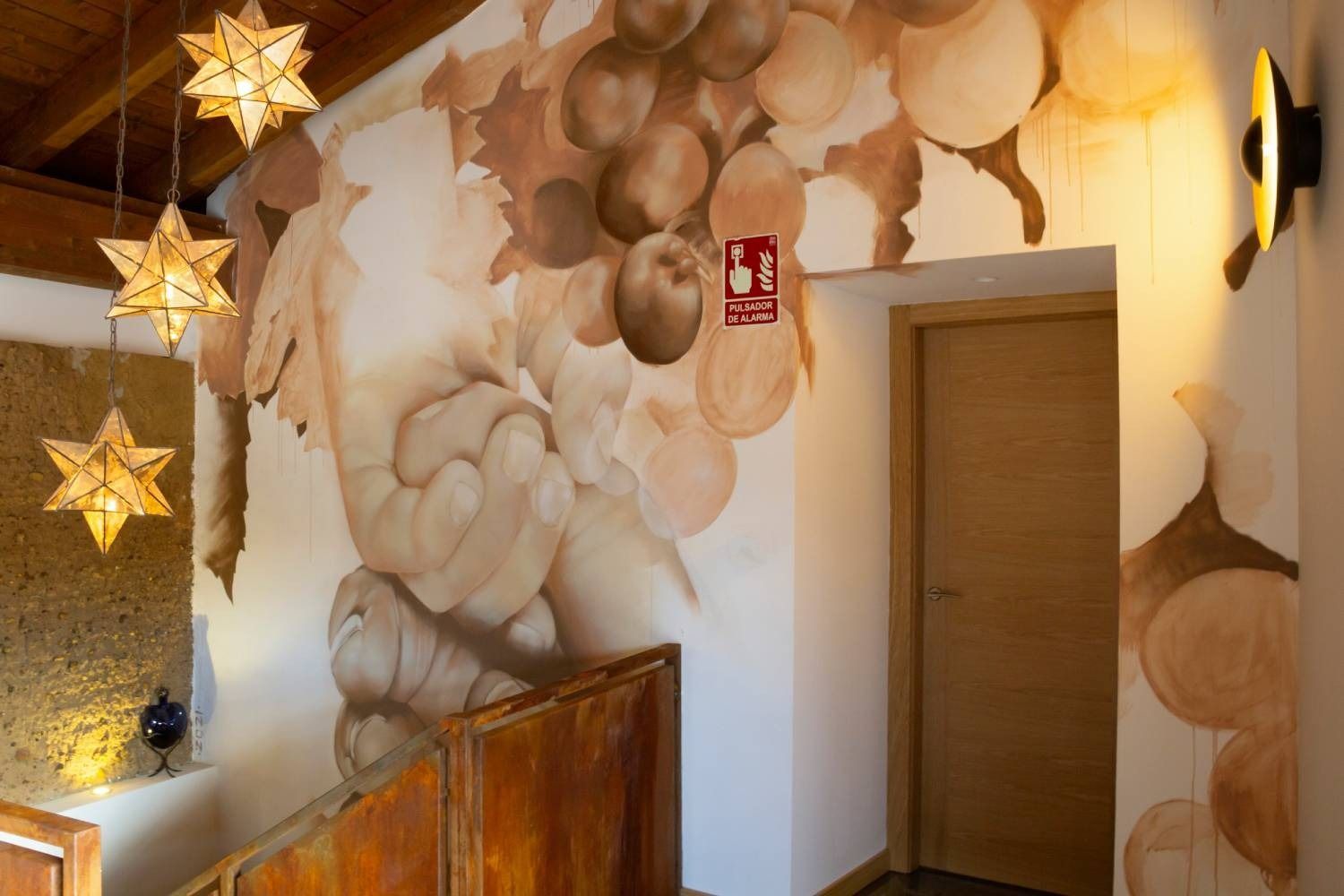 Una pared con una pintura de un racimo de uvas.