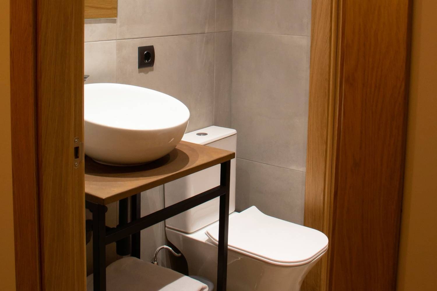Un baño con lavabo, inodoro y espejo.