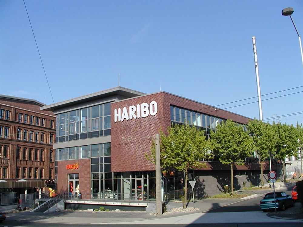 Ein großes Gebäude mit dem Wort Haribo darauf