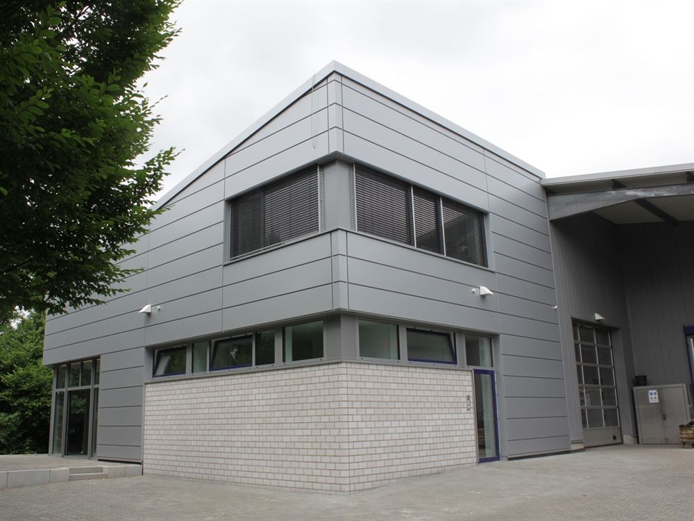 Ein großes Gebäude mit vielen Fenstern und einer Backsteinmauer