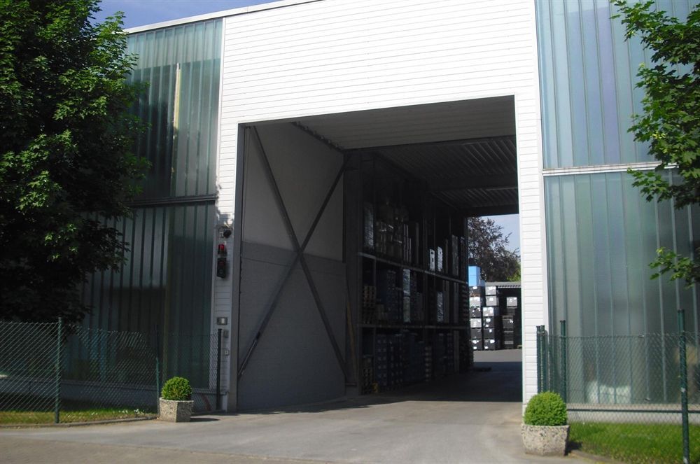 Ein großes Gebäude mit einem großen Eingang, der hineinführt