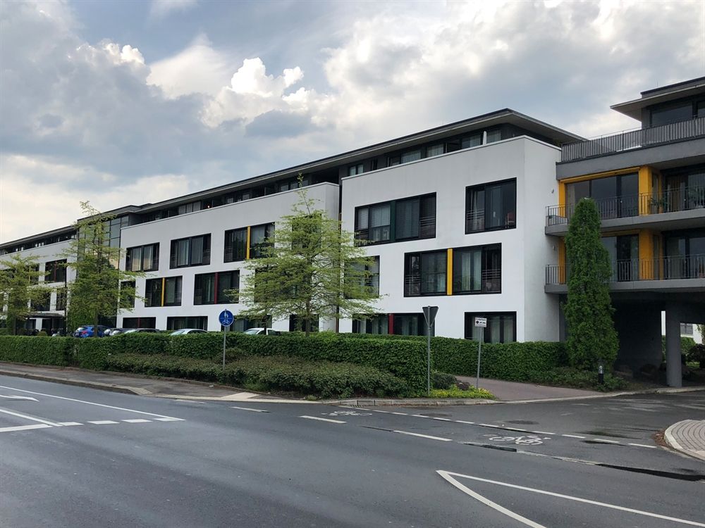 Ein großes weißes Gebäude mit vielen Fenstern