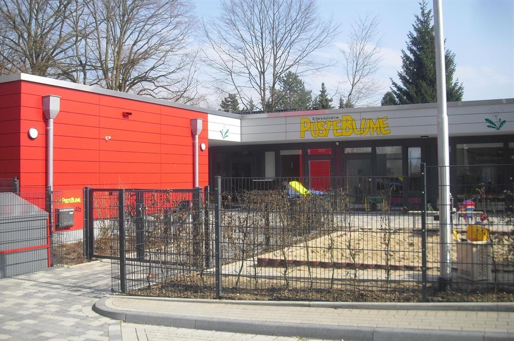 Ein rotes Gebäude mit dem Wort „Merbling“ darauf