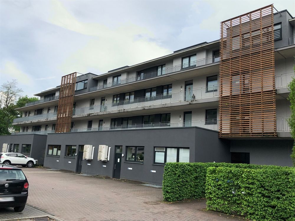 Ein großes Gebäude mit einem davor geparkten Auto