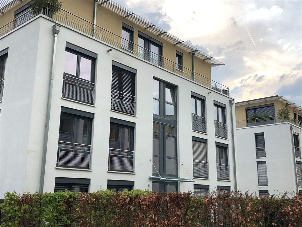 Ein Gebäude mit vielen Fenstern und Balkonen