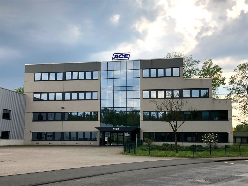 Ein großes Gebäude mit dem Wort Ade darauf