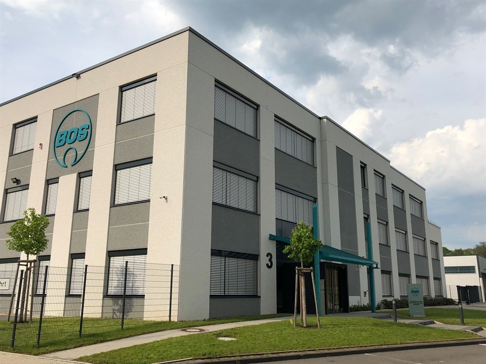 Ein großes Gebäude mit der Nummer 3 darauf