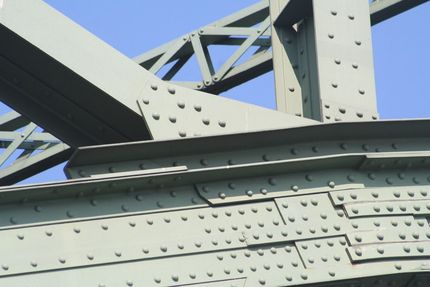 Eine Nahaufnahme einer Brücke mit einem blauen Himmel im Hintergrund