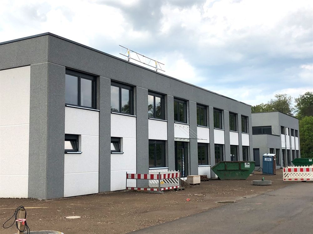 Ein großes Gebäude mit vielen Fenstern ist im Bau