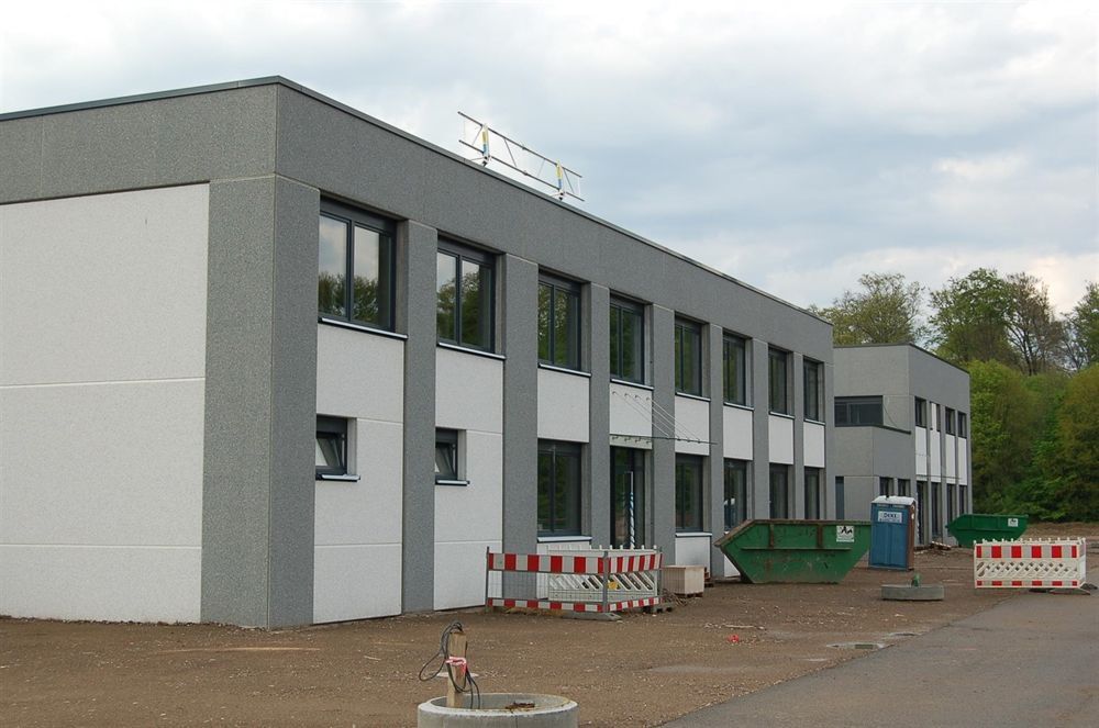 Ein großes Gebäude mit vielen Fenstern ist im Bau