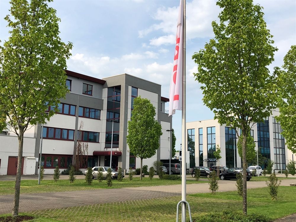Ein großes Gebäude mit einer rot-weißen Flagge davor
