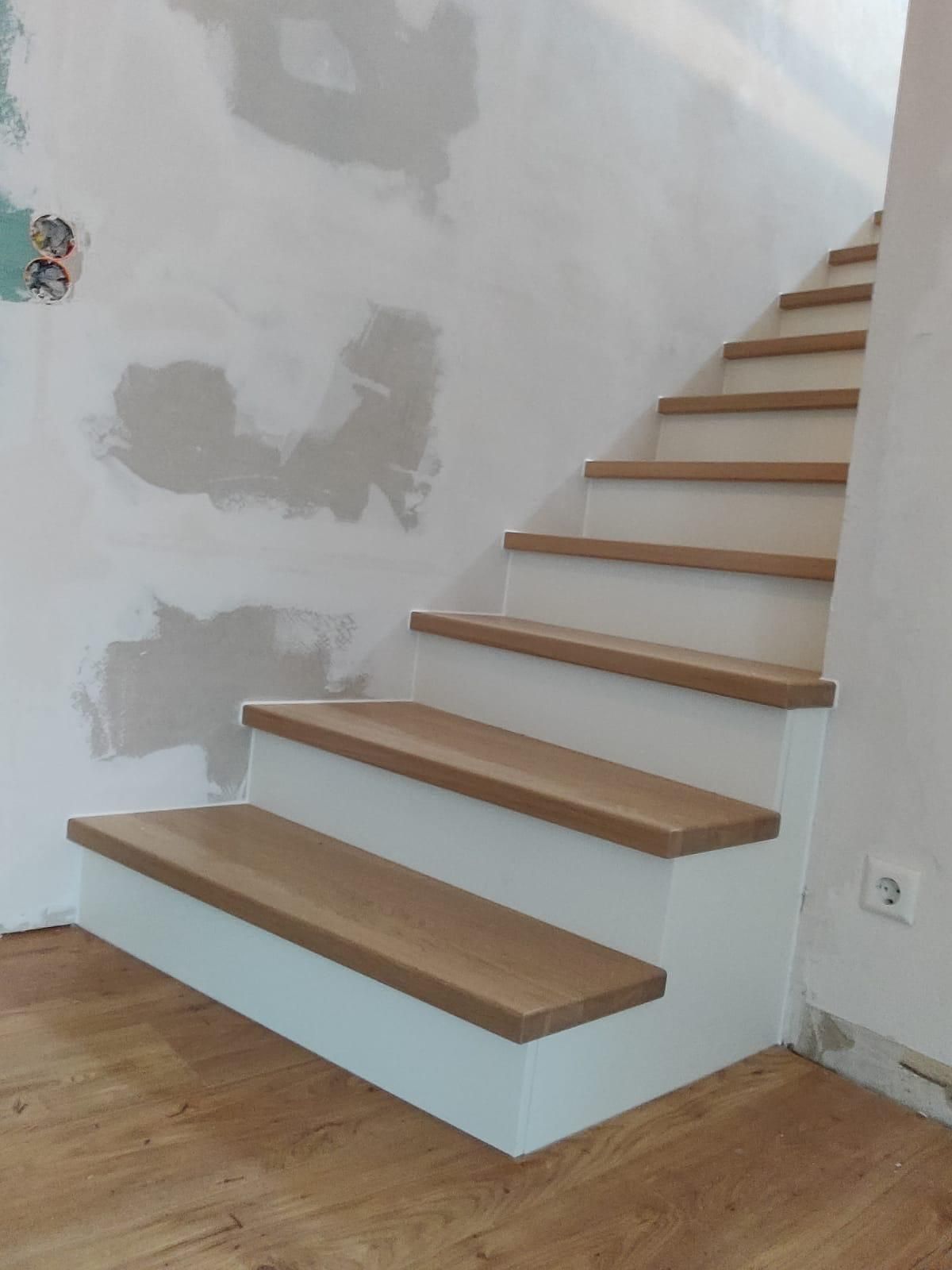 Eine Treppe mit Holzstufen 