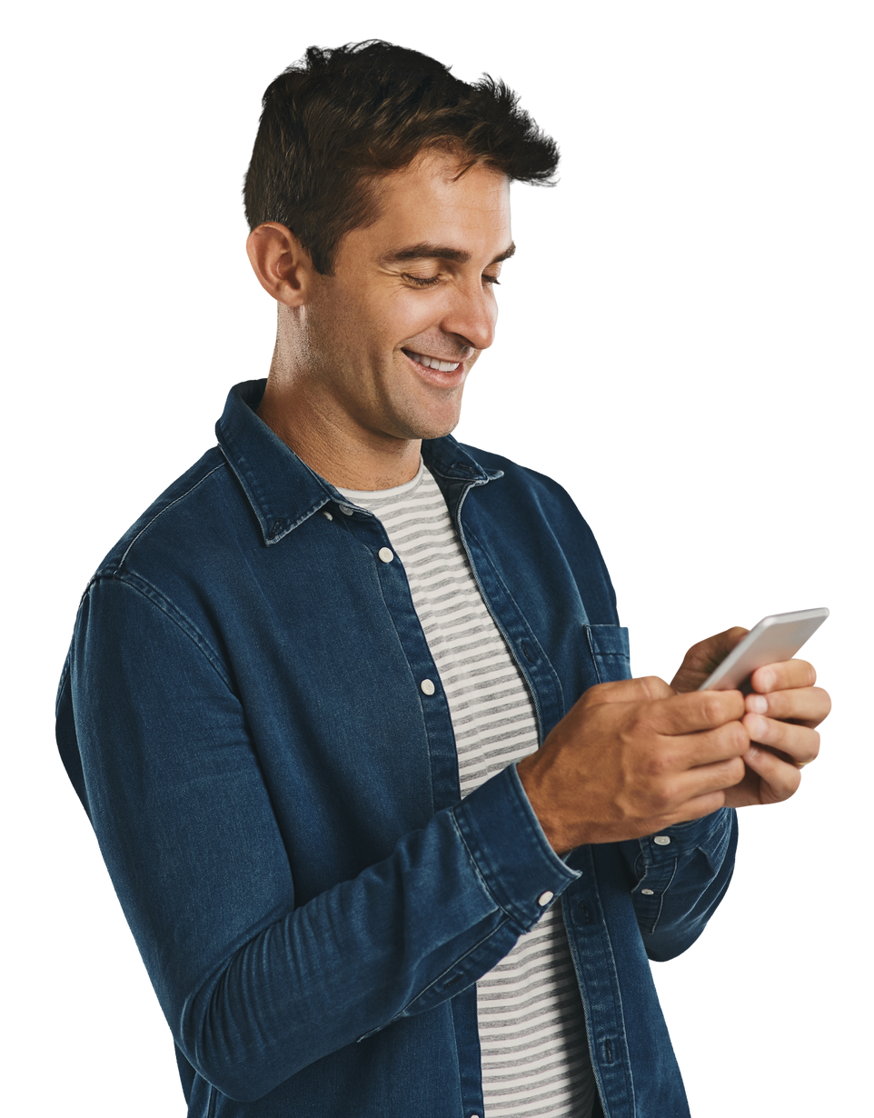 Un homme regardant son téléphone