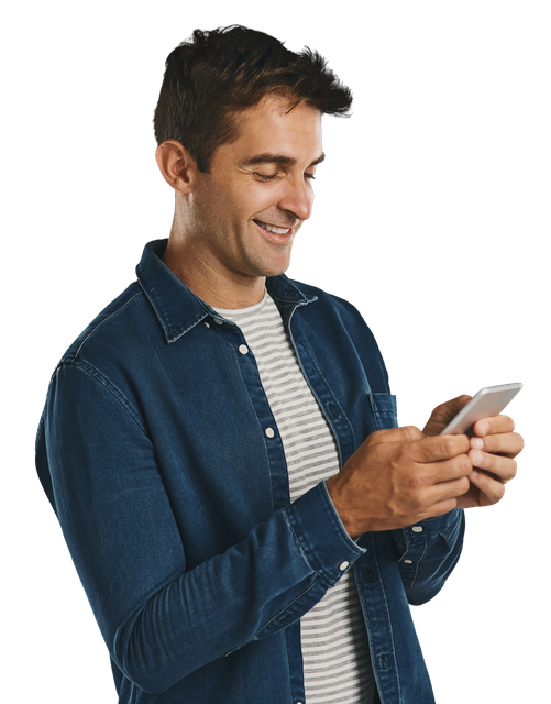 Un homme regardant son téléphone