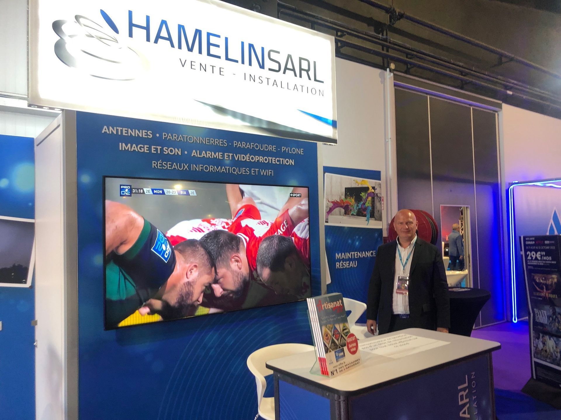 M. Hamelin sur un stand de présentation de l'entreprise