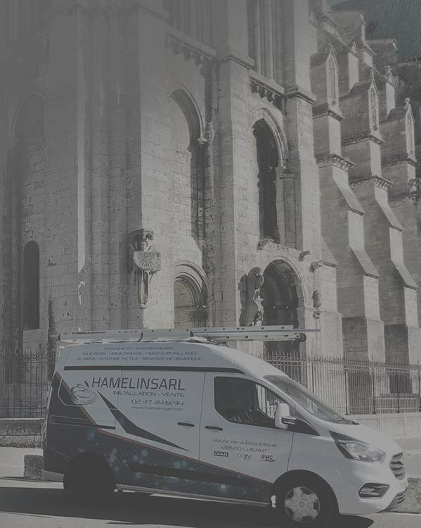 Véhicule d'Hamelin Sarl garé devant la cathédrale de Chartres
