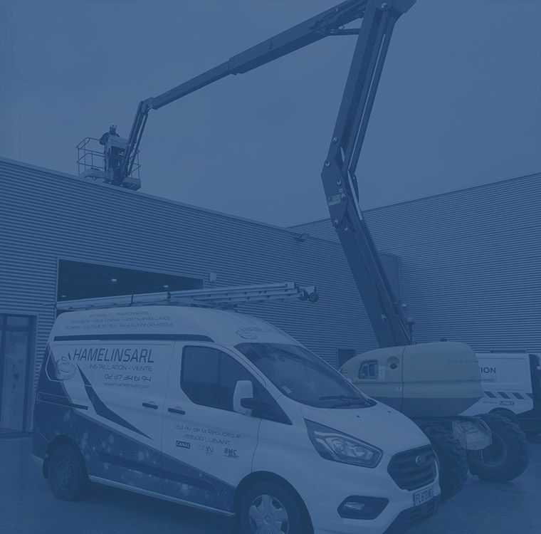 Technicien antenniste intervenant dans une nacelle