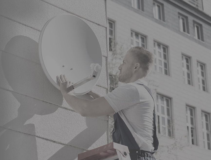 Installation d'une parabole sur une façade d'immeubles
